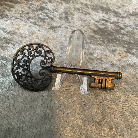 Vintage Bronzed Skeleton Key Pin - Picture 1 of 2